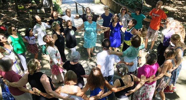 Dança circular vai unir público em experiência coletiva na Praça da Liberdade
