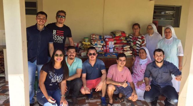 Em festa de aniversário coletiva amigos arrecadam 350 kg de alimento para doação
