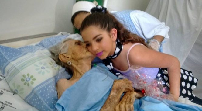 Bailarinas fazem homenagem ao Dia dos Avós no Asilo São José e garantem alegria dos idosos
