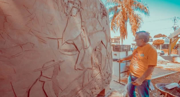 Artista Adilson Schieffer faz escultura ao vivo na Praça da Liberdade durante o 18º FIB