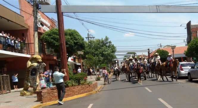 Cavalgada beneficente reúne 180 cavaleiros e vira atrativo turístico em Bonito