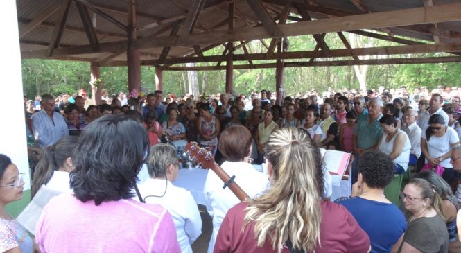 Dia de Nossa Senhora da Aparecida reúne centenas de fieis na Capela do Sinhozinho em Bonito