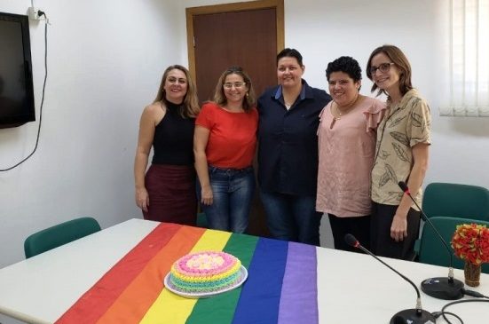 Bandeira gay e bolo colorido são símbolos do amor na primeira união homoafetiva de Bonito