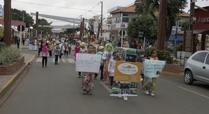 No Dia Mundial de Combate ao Trabalho Infantil, ONG desfila pelas ruas de Bonito para chamar atenção