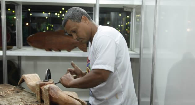 Tenda do Artesanato traz produção de MS e Alagoas e artesãos fazem peças no local