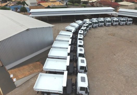 Estado investe R$ 2,3 milhões e municípios começam a receber caminhões-caçambas da Sanesul