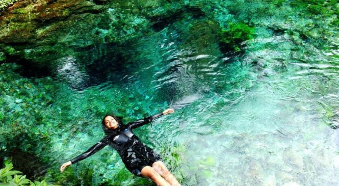 Atriz de ‘Velho Chico’ aproveita férias para mergulhar nas águas cristalinas de Bonito