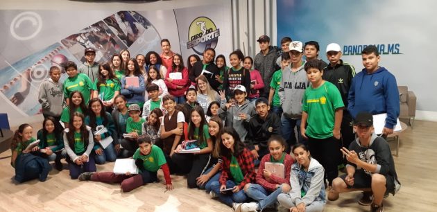 Grupo de estudantes de Bonito aprende sobre rádio e TV pública na Fertel